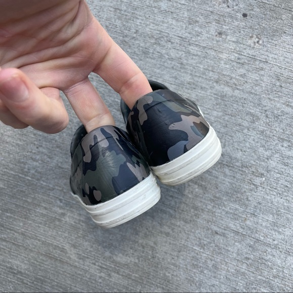 Baby Gap Grey Camo Perforated Slip On Water Proof Shoes Size 5/6 - Picture 5 of 5